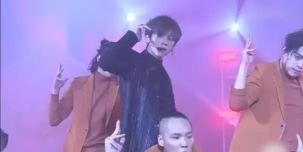 很难相信,这是排在肖战前面的全球百大面孔,难怪港娱青黄不接