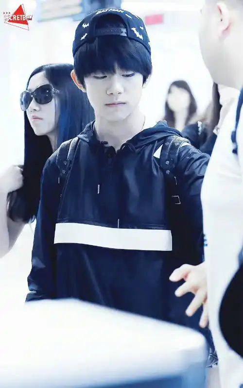 易烊千玺超话2015 /0516 /150516重庆飞仁川笑一个吧功成名就不是目的