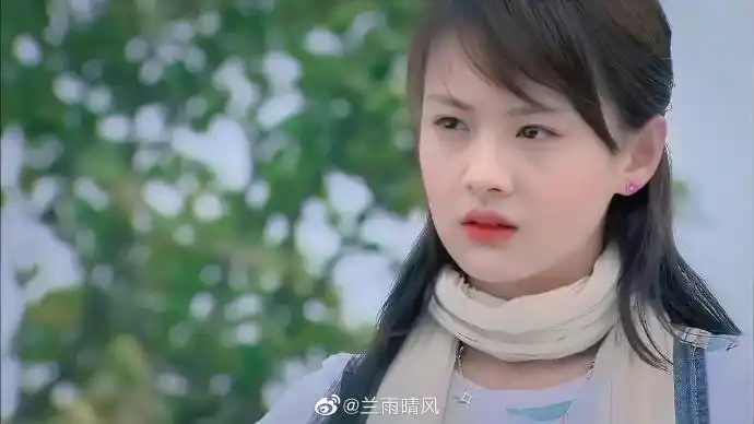 《夏至未至》都有不错的收视,是唯一个靠青春偶像剧大火的女演员;这这