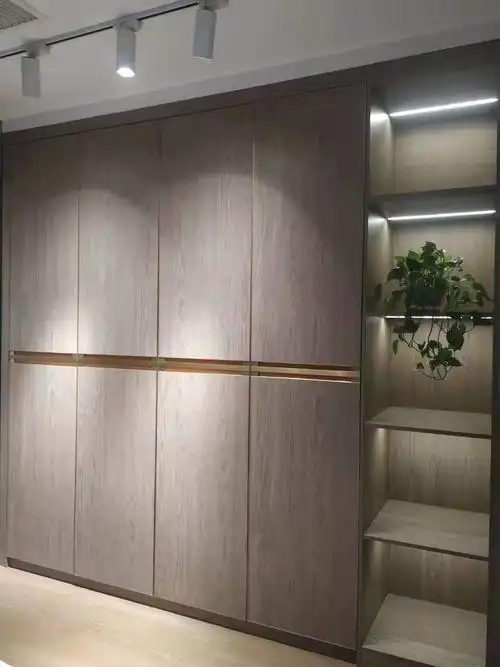 航美一门通顶不加拉直器的实木平板门-通顶实木衣柜厂家