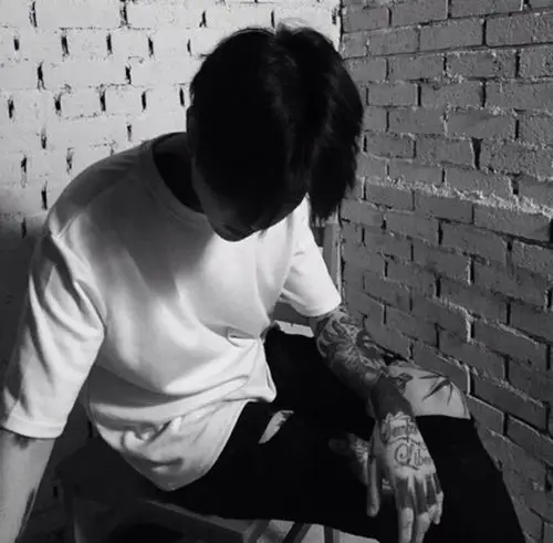 半身头像 男生头像 韩系 中系 混搭 气质 个性 男神 黑白 季懿苏の