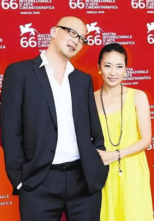 戛纳红毯:管虎牵手老婆大秀恩爱,评论区却被"马伊琍"淹没了!