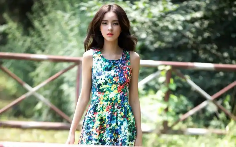 电脑壁纸 明星 大陆明星 气质美女张予曦户外写真