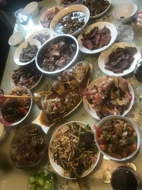 一桌子菜,一家人围在一起吃,这就是新年里最幸福的事.