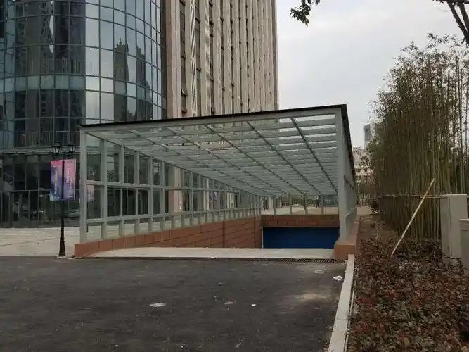 庭院伞上一条:汽车坡道钢结构雨棚下一条:车库出入口玻璃雨棚