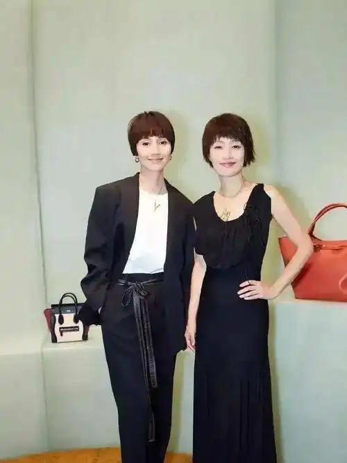 岁马伊琍同框,才明白:中年女人优雅比扮嫩更重要|短发|发型_网易订阅