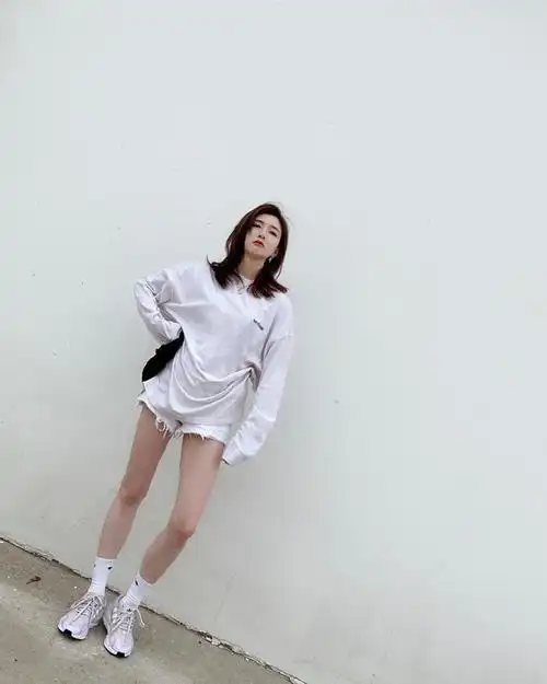 江疏影穿白色印花t恤搭短裤衣品好了人就美了