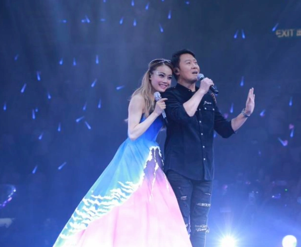 原创黎明演唱会罕有谈及婚姻暗示已再婚助手生娃三年后地位获认可