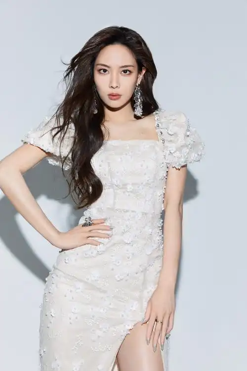 王霏霏白色开衩连衣裙##王霏霏直播状态