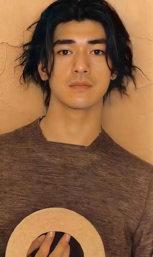 太帅了[赞][赞][赞]我以前对金城武的印象一直都是摆渡人里的形象,没