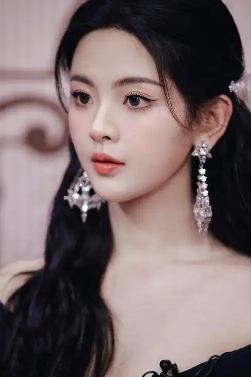 杨超越今日份你好星期六黑红玫瑰裙造型剧照来啦~小羊高清美貌被我藏