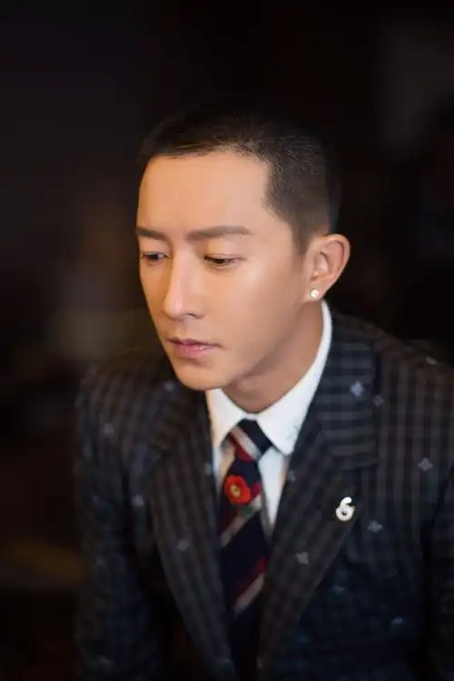 韩庚全新造型出席cosmo时尚美丽盛典 获颁"最美人物"大奖