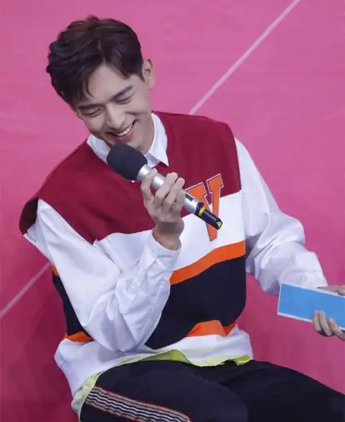 接机的粉丝太多,经纪人扭头就跑,李现太难了