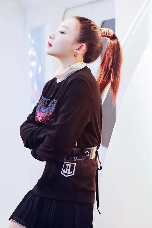 柳岩太空旅客写真攻气十足 高扎马尾充满科技感