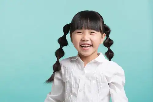 纯色背景前大笑的孩子表情