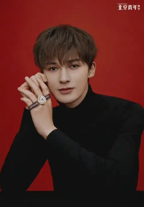 朱正廷《北京青年周刊》写真大片,温柔家居风男友,光影定格美好瞬间