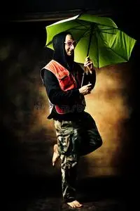 在雨中步行在雨中行走照片