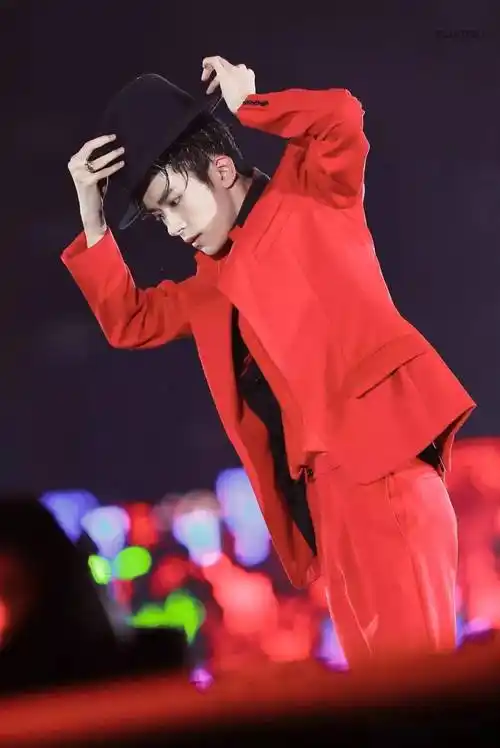 对于舞台上的突发情况,千玺处理的非常巧妙!_want_大佬_when