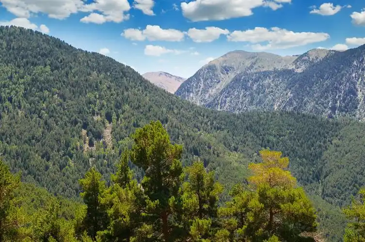 美丽的山景和蓝天