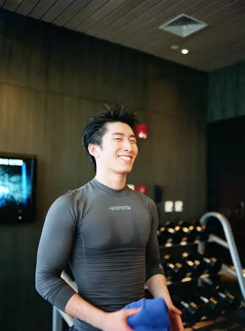 放一套从来没发过的窦骁采访照胶片拍摄