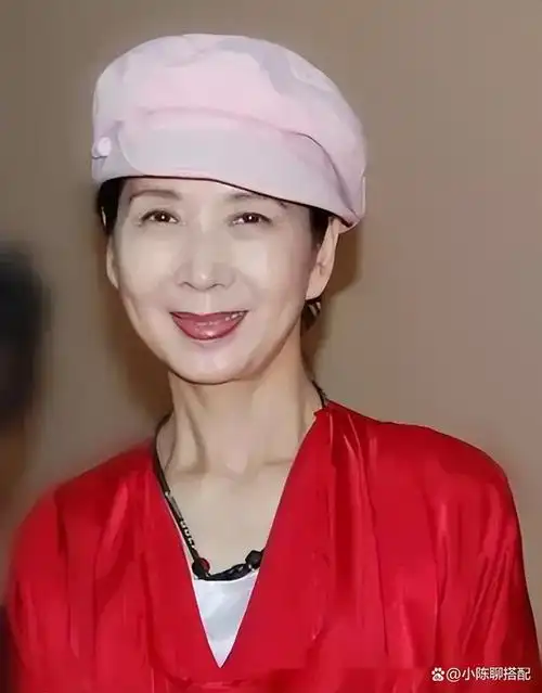 67岁吴海燕老了也时髦,一头短发知性又端庄,穿衣简约又优雅