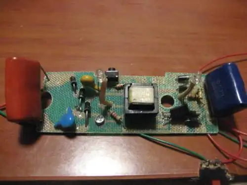 电解电容的正负极在电路板上怎么分别?