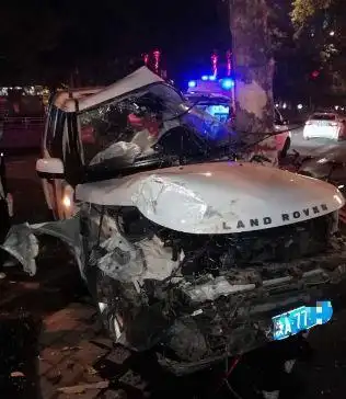 西安街头路虎追尾出租接近报废路虎司机自称17岁没驾照涉嫌酒驾信息量