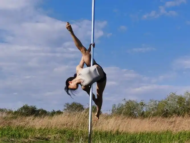 钢管舞小将上官利华坚持钢管舞运动推向大众