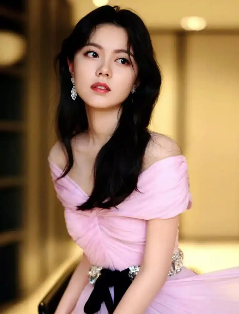 网友:赵今麦一身粉紫色的一字肩抹胸纱裙,肤白貌美大长腿抢镜,尽显