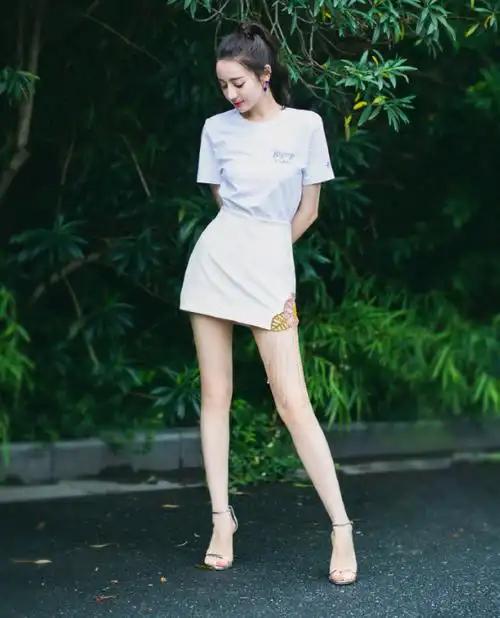 迪丽热巴为显腿长穿牙签鞋双脚与地面快垂直胖女孩穿不了