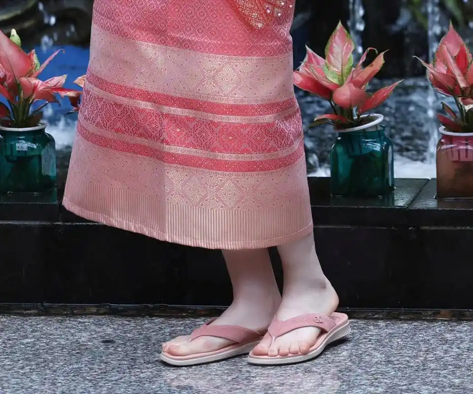 宋轶穿少数民族服饰玉足凉拖. 67