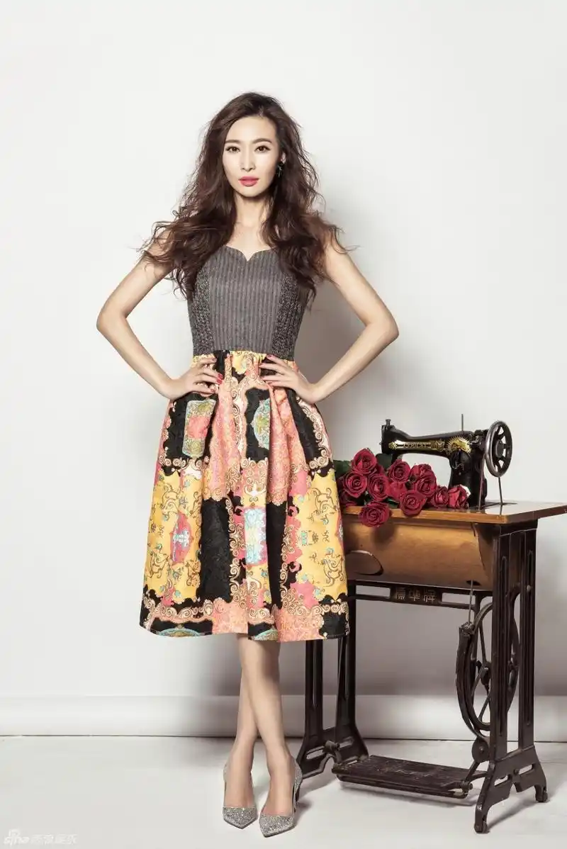 组图:演员周知曝文艺大片 气质恬静笑容温暖_高清图集_新浪网