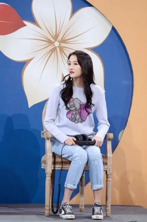 关晓彤终于摆脱穿衣黑洞,小飞象针织衫配钉珠牛仔裤,少女感好强_网易