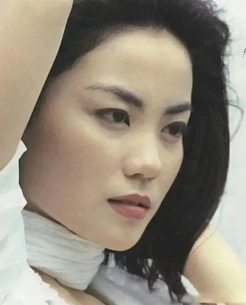 原来年轻时的王菲才是小白花天花板,一袭白裙配长发清新脱俗__财经