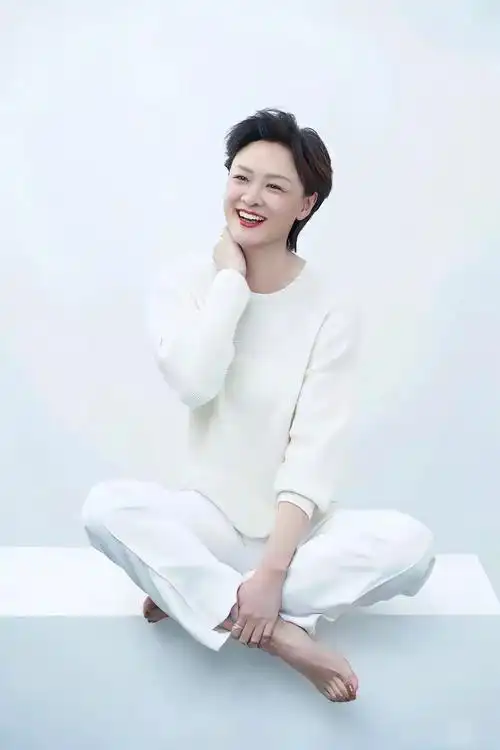 主持人李小萌,休闲在家的情景真的好美