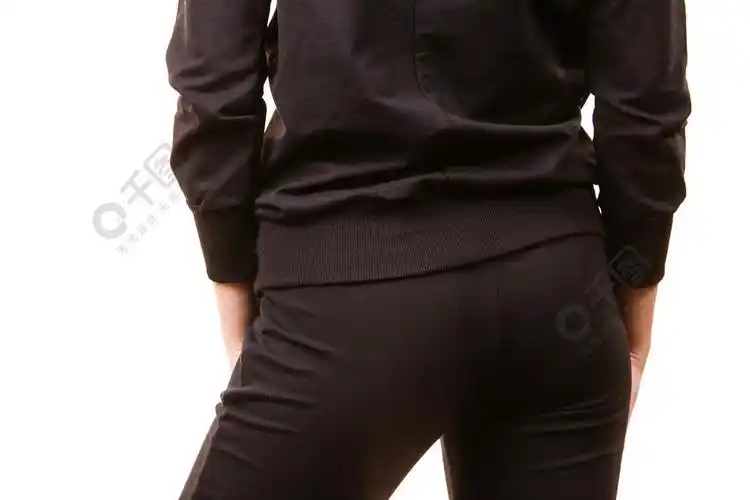 穿着黑色衣服深色衬衫和紧身紧身裤的女人的背影穿着黑色衣服的女人的