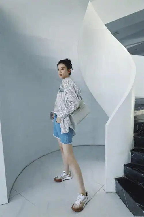 乔欣休闲风穿出侧影女神牛仔裤里配波点丝袜御姐风撩人美