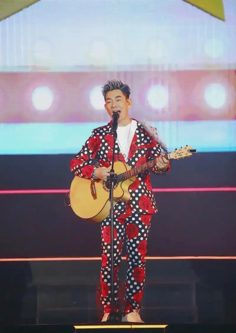 在2023年的任贤齐"奇迹·在路上"巡回演唱会的沈阳站,在点歌环节中