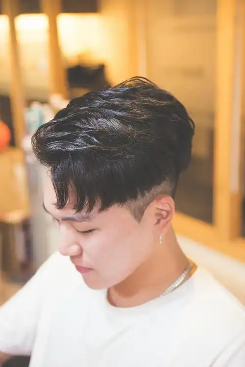 男生两侧剃光发型图片 两边铲青发型设计(3)