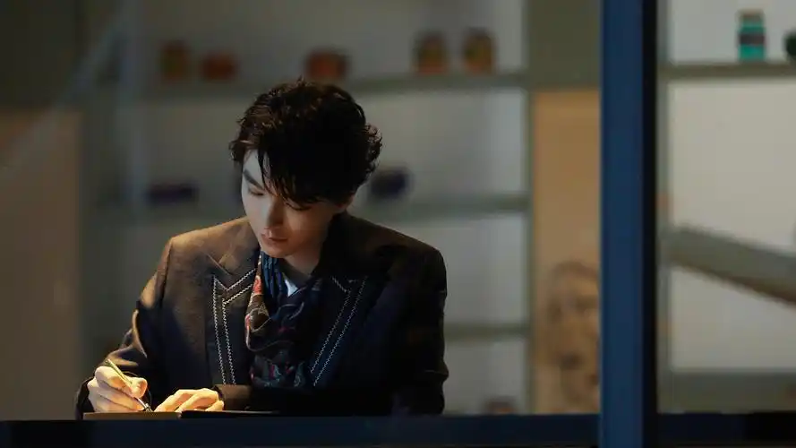 王俊凯精致黑色西装桌面壁纸