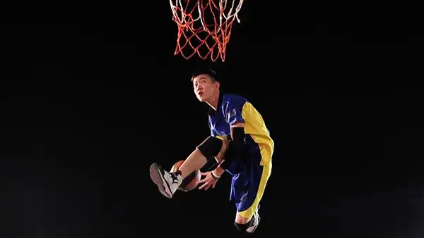 vitacoco高校斯篮搏锦标赛启动仪式上演活力暴扣