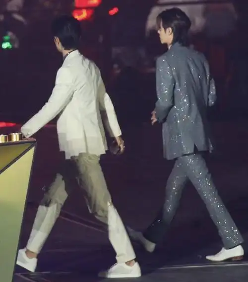 肖战王一博同台动作神同步哥哥的手弟弟的头画面温馨十足