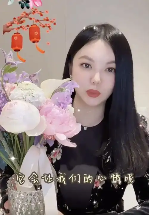 48岁李湘近照曝光,上围极度丰满,晒各种奢侈饰品,大串