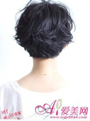 冬季清爽短发烫发 冷艳个性美女造型