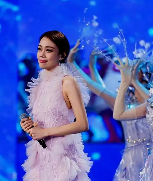 央视国庆晚会共有11位女明星年龄均在30岁以上收视率排名第一