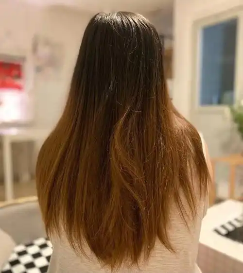 图一这种状态下染青棕色我们大概率会遇到不是头顶地方偏棕就是发尾偏