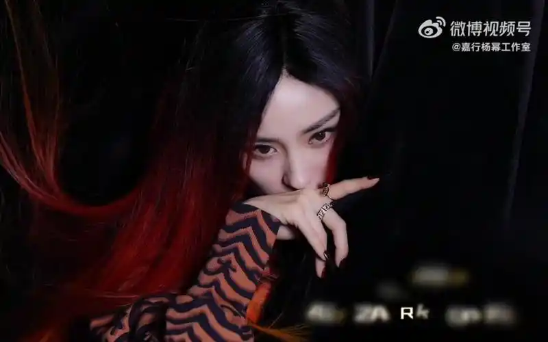 杨幂2022时尚芭莎开年花絮