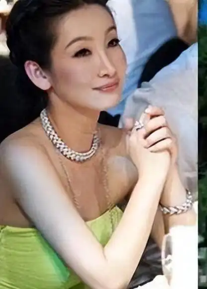 秦海璐夫妇大年初二回娘家聚会娘家人住大别墅弟媳妇年轻漂亮