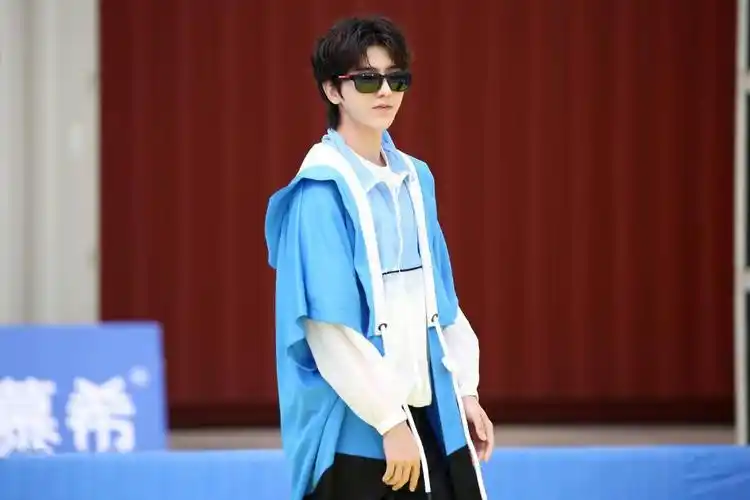 [消息]蔡徐坤《奔跑吧》剧照出炉 见到玩偶就走不动道的蔡三岁