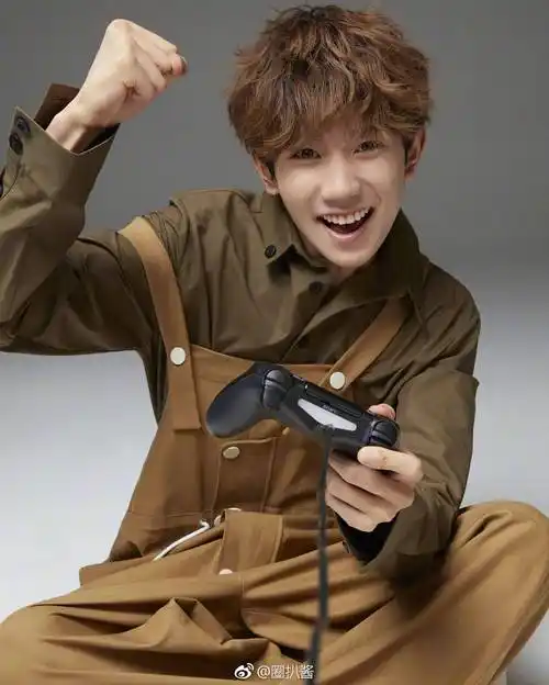 王源《时尚cosmo十月刊内页大片曝光